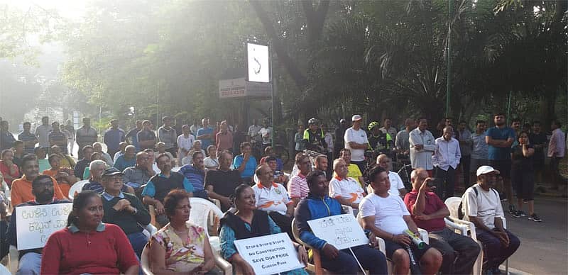 ಪ್ರತಿಭಟನಾಕಾರರು ಭಿತ್ತಿ ಪತ್ರಗಳನ್ನು ಪ್ರದರ್ಶಿಸಿ ಘೋಷಣೆಗಳನ್ನು ಕೂಗಿದರು