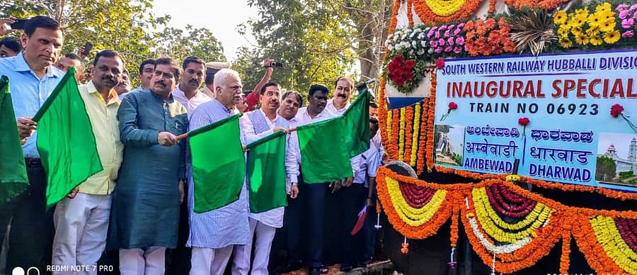 ಅಂಬೇವಾಡಿ–ಅಳ್ನಾವರ ರೈಲು ಸಂಚಾರಕ್ಕೆ ಸಚಿವರಾದ ಪ್ರಹ್ಲಾದ ಜೋಶಿ, ಸುರೇಶ ಅಂಗಡಿ ಚಾಲನೆ ನೀಡಿದರು. ಶಾಸಕ ಆರ್.ವಿ.ದೇಶಪಾಂಡೆ ಇದ್ದಾರೆ