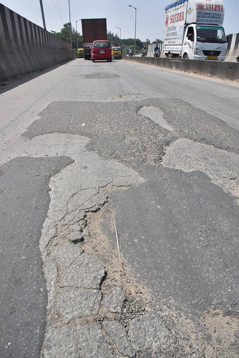 ಗೊರಗುಂಟೆಪಾಳ್ಯ– ಬಿಇಎಲ್ ವೃತ್ತದ ನಡುವಿನ ಮೇಲ್ಸೇತುವೆಯ ರಸ್ತೆಯಲ್ಲಿರುವ ಗುಂಡಿ– ಪ್ರಜಾವಾಣಿ ಚಿತ್ರ