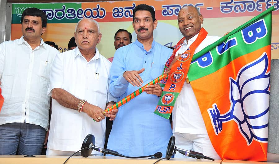 ರಾಜ್ಯ ಬಿಜೆಪಿ ಕಾರ್ಯಾಲಯದಲ್ಲಿ ಮುಖ್ಯಮಂತ್ರಿ ಬಿ.ಎಸ್. ಯಡಿಯೂರಪ್ಪ ಹಾಗೂ ರಾಜ್ಯಾಧ್ಯಕ್ಷ ನಳಿನ್ ಕುಮಾರ್ ಕಟೀಲ್ ಅವರು ಸಿ.ಎಚ್‌. ವಿಜಯ ಶಂಕರ್ ಅವರನ್ನು ಬಿಜೆಪಿ ಧ್ವಜ ಕೊಡುವುದರ ಮೂಲಕ ಪಕ್ಷಕ್ಕೆ ಸೇರ್ಪಡೆ ಮಾಡಿಕೊಂಡರು. ಸಿ.ಪಿ.ಯೋಗೇಶ್ವರ್‌ ಇದ್ದಾರೆ.