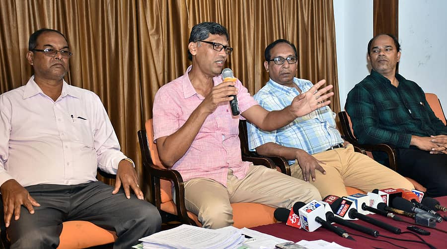 ಅಸೋಸಿಯೇಷನ್ ಆಫ್ ಕನ್ಸರ್ನ್ಡ್ ಕ್ಯಾಥೊಲಿಕ್ಸ್ ಸಂಘಟನೆ ಸದಸ್ಯ ರಾಬರ್ಟ್ ರೊಸಾರಿಯೊ ಸುದ್ದಿಗೋಷ್ಠಿಯಲ್ಲಿ ಮಾತನಾಡಿದರು. ಜೋಸೆಫ್ ಸಾಡರ್, ಮೆಲ್ವಿನ್ ಫೆರ್ನಾಂಡಿಸ್ ಇದ್ದಾರೆ