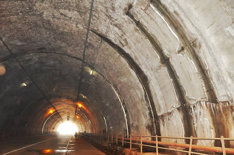 ಹೊಸಪೇಟೆ ಹೊರವಲಯದ ರಾಷ್ಟ್ರೀಯ ಹೆದ್ದಾರಿ 50ರ ಸುರಂಗ ಮಾರ್ಗದ ಸಿಮೆಂಟ್ ಬ್ಲಾಕ್ಗಳಲ್ಲಿ ಬಿರುಕು ಉಂಟಾಗಿದ್ದು, ಅದರಿಂದ ಮಳೆ ನೀರು ಜಿನುಗುತ್ತಿರುವುದು