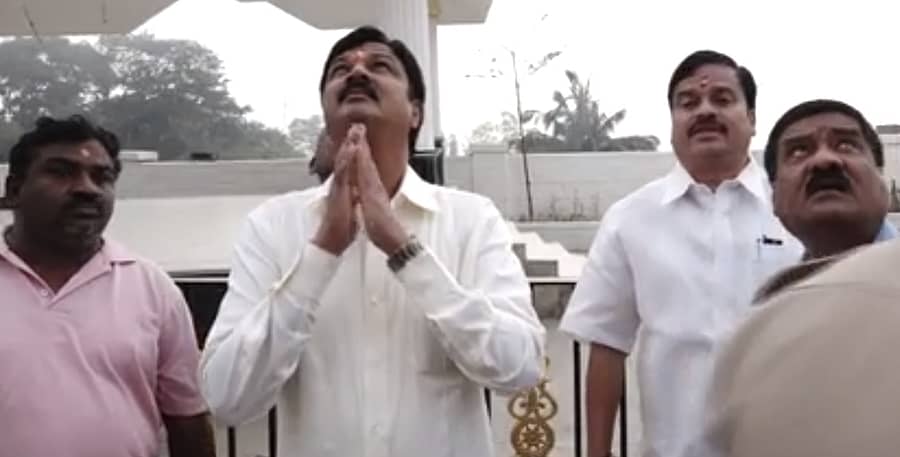 ಮೈಸೂರು ಚಾಮುಂಡೇಶ್ವರಿ ದೇಗುಲದ ಗೋಪುರಕ್ಕೆ ಅನರ್ಹ ಶಾಸಕ ರಮೇಶ ಜಾರಕಿಹೊಳಿ ಕೈಮುಗಿದರು.