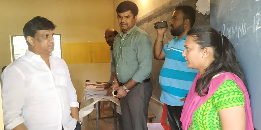 ನಗರಸಭೆಗಳ ಚುನಾವಣೆ ಸಂಬಂಧ ಜಿಲ್ಲಾಧಿಕಾರಿ ಜೆ.ಮಂಜುನಾಥ್ ಕೋಲಾರದ ಜೂನಿಯರ್ ಕಾಲೇಜಿಗೆ ಶನಿವಾರ ಭೇಟಿ ಚುನಾವಣೆ ಸಿದ್ದತೆ ಕುರಿತು ಪರಿಶೀಲಿಸಿದರು.