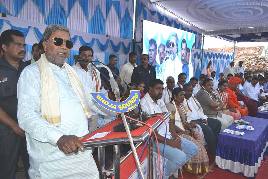 ಹುಣಸೂರು ತಾಲ್ಲೂಕಿನ ಧರ್ಮಾಪುರ ಗ್ರಾಮದಲ್ಲಿ ಶನಿವಾರ ನಡೆದ ಕಾರ್ಯಕ್ರಮದಲ್ಲಿ ಸಿದ್ದರಾಮಯ್ಯ ಮಾತನಾಡಿದರು (ಎಡಚಿತ್ರ). ಕಾರ್ಯಕ್ರಮದಲ್ಲಿ ಭಾಗವಹಿಸಿದ್ದ ಸಾರ್ವಜನಿಕರು