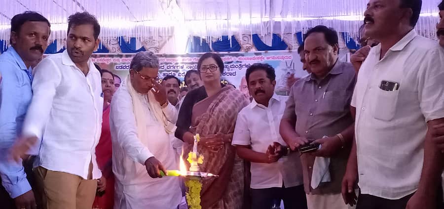 ಸಾಲಿಗ್ರಾಮ ಸಮೀಪ ದಿಡ್ಡಹಳ್ಳಿ ಗ್ರಾಮದ ಮಾರಮ್ಮ, ಬಸವೇಶ್ವರ ದೇವಾಲಯವನ್ನು ಸಿದ್ದರಾಮಯ್ಯ ಉದ್ಟಾಟಿಸಿದರು