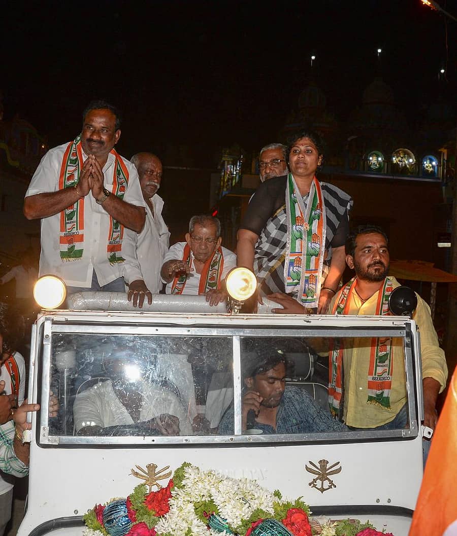 10ನೇ ವಾರ್ಡ್ನ ಕಾಂಗ್ರೆಸ್ ಪಕ್ಷದ ಅಭ್ಯರ್ಥಿ ಡಿ ಮಹಾಂತೇಶ ಜಾಧವ್ ಪರವಾಗಿ ಶಾಸಕ ಶಾಮನೂರು ಶಿವಶಂಕರಪ್ಪ ಪ್ರಚಾರ ನಡೆಸಿದರು.