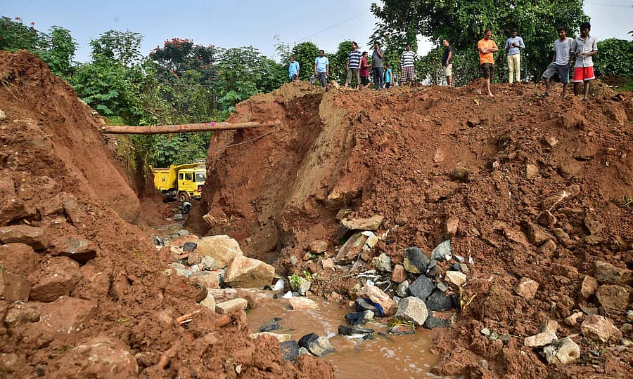 ಹೊಸಕೆರೆಹಳ್ಳಿ ಕೆರೆ ಕೋಡಿ ಒಡೆದು, ಹಾನಿಯಾಗಿರುವುದು-ಪ್ರಜಾವಾಣಿ ಚಿತ್ರಗಳು/ರಂಜು ಪಿ.