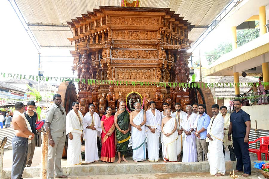 ಕುಕ್ಕೆ ಸುಬ್ರಹ್ಮಣ್ಯ ದೇಗುಲಕ್ಕೆ ಸೋಮವಾರ ಪ್ರಾಥಮಿಕ ಮತ್ತು ಪ್ರೌಡ ಶಿಕ್ಷಣ ಸಚಿವ ಸುರೇಶ್ ಕುಮಾರ್ ಭೇಟಿ ನೀಡಿದ್ದರು