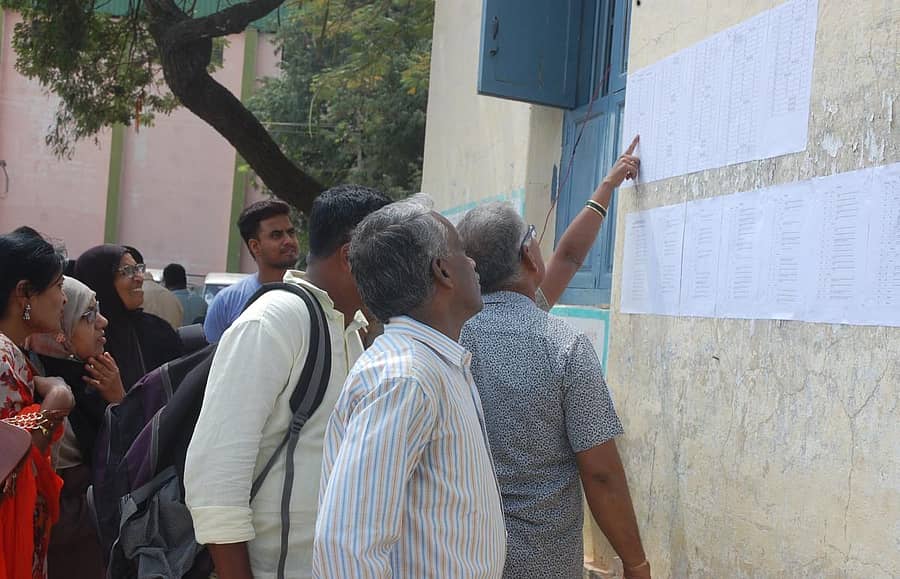 ನಗರಸಭೆ ಚುನಾವಣಾ ಕರ್ತವ್ಯಕ್ಕೆ ನಿಯೋಜನೆಗೊಂಡ ಸಿಬ್ಬಂದಿಯು ಕೋಲಾರದ ಮಸ್ಟರಿಂಗ್ ಕೇಂದ್ರದ ಸೂಚನಾ ಫಲಕದಲ್ಲಿ ಸೋಮವಾರ ಮತಗಟ್ಟೆ ವಿವರ ಪರಿಶೀಲಿಸಿದರು.