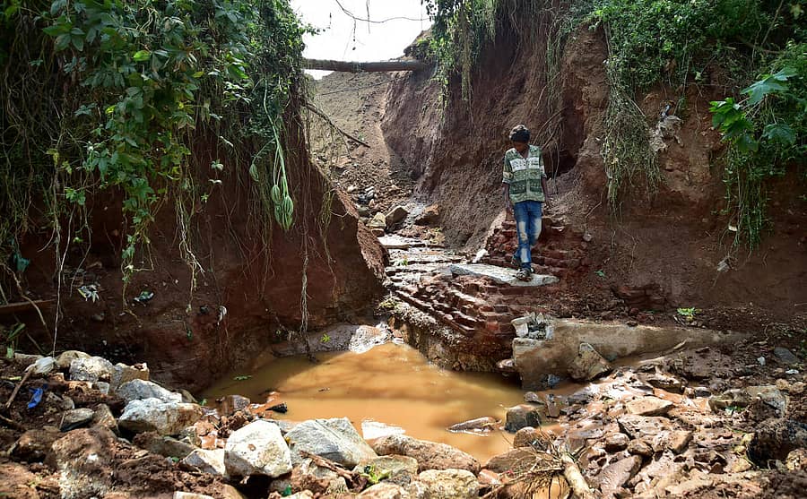 ಹೊಸಕೆರೆಹಳ್ಳಿ ಕೆರೆಯ ಒಡೆದ ದಂಡೆಯನ್ನು ದುರಸ್ತಿ ಪಡಿಸುವ ಕಾರ್ಯ ಆರಂಭವಾಗಿದೆ. ಸೋಮವಾರ ಸಂಜೆ ವರೆಗೆ ಅರ್ಧದಷ್ಟು ದಂಡೆಯನ್ನು ಮಾತ್ರ ಮಣ್ಣು ಸುರಿದು ಮುಚ್ಚಲಾಗಿದೆ -ಪ್ರಜಾವಾಣಿ ಚಿತ್ರ