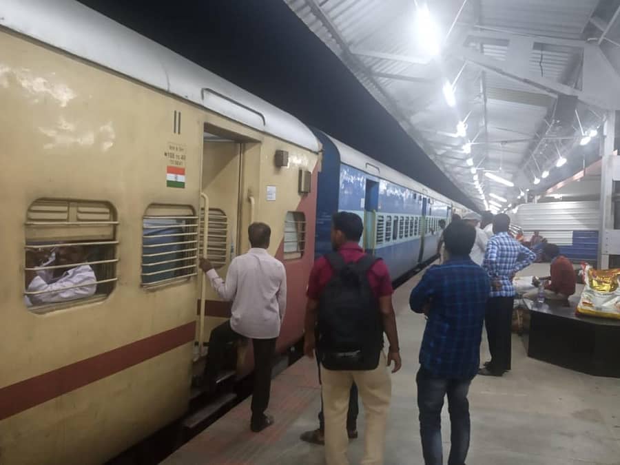 ಎಂಜಿನ್ ದೋಷದಿಂದಾಗಿ ದಾವಣಗೆರೆ ರೈಲು ನಿಲ್ದಾಣದಲ್ಲೇ ಒಂದೂವರೆ ಗಂಟೆ ಕಾಲ ನಿಂತಿದ್ದ ಬೆಂಗಳೂರು–ಧಾರವಾಡ ಸಿದ್ಧಗಂಗಾ ಇಂಟರ್ಸಿಟಿ ರೈಲು.