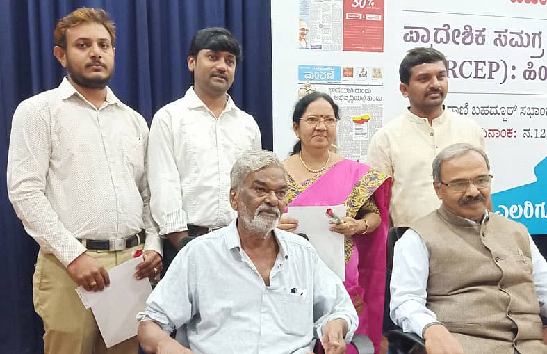 ಪ್ರಜಾವಾಣಿ ದೀಪಾವಳಿ ವಿಶೇಷಾಂಕದ ವಿವಿಧ ಸಾಹಿತ್ಯ ಸ್ಪರ್ಧೆಗಳ ವಿಜೇತರಾದ ಪ್ರಕಾಶ ಪೊನ್ನಾಚಿ, ಜಿ.ಆರ್.ಚಂದ್ರಶೇಖರ್, ಮಾಧವಿ ಭಂಡಾರಿ, ಗುರುಪ್ರಸಾದ್ ಕಂಟಲಗೆರೆ ಅವರೊಂದಿಗೆ ಕತೆಗಾರ ದೇವನೂರು ಮಹಾದೇವ, ಆರ್ಥಶಾಸ್ತ್ರಜ್ಞ ವಿಶ್ವನಾಥ ಭಟ್ ಇದ್ದಾರೆ.