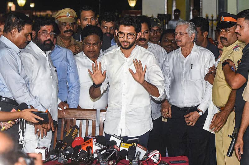 ಶಿವಸೇನಾ ಮುಖಂಡ ಆದಿತ್ಯ ಠಾಕ್ರೆ ಅವರು ರಾಜ್ಯಪಾಲರನ್ನು ಭೇಟಿಯಾದ ಬಳಿಕ ಸುದ್ದಿಗೋಷ್ಠಿಯಲ್ಲಿ ಮಾತನಾಡಿದರು –ಪಿಟಿಐ ಚಿತ್ರ