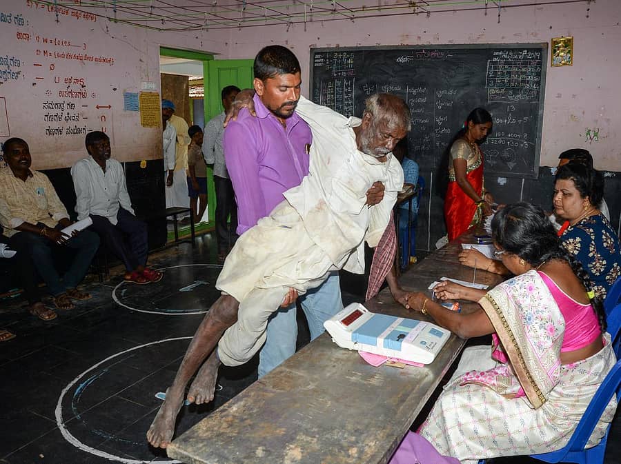 ದಾವಣಗೆರೆಯ ಕುಂದವಾಡ ಶಾಲೆಯಲ್ಲಿ ದಾವಣಗೆರೆ ಮಹಾನಗರ ಪಾಲಿಕೆ ಚುನಾವಣೆ ಅಂಗವಾಗಿ ಮತ ಚಲಾಯಿಸಿದ ಹಿರಿಯ ನಾಗರಿಕ ಕೂಗಪ್ಪ (85) –ಪ್ರಜಾವಾಣಿ ಚಿತ್ರ/ ಸತೀಶ ಬಡಿಗೇರ್