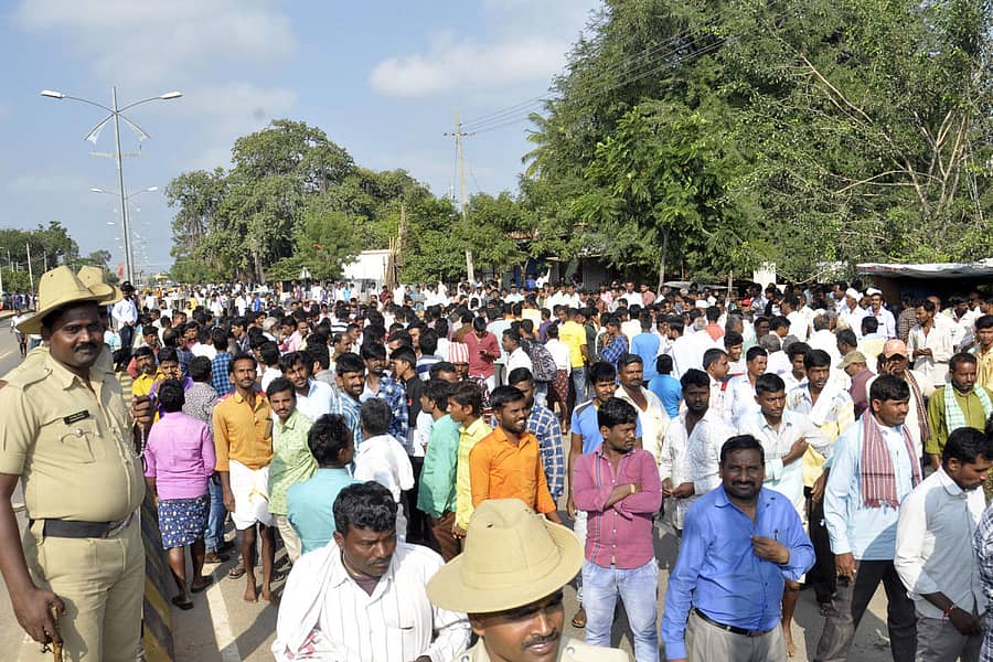 ಪಟ್ಟಣ ಪಂಚಾಯಿತಿ ಚುನಾವಣೆ ಫಲಿತಾಂಶ ತಿಳಿಯಲು ಗುರುವಾರ ಕೂಡ್ಲಿಗಿ ಮತ ಎಣಿಕೆ ಕೇಂದ್ರದ ಎದುರು ಸೇರಿದ್ದ ವಿವಿಧ ಪಕ್ಷಗಳ ಕಾರ್ಯಕರ್ತರು