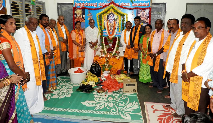 ವಿಜಯಪುರದ ರಾಯಲ್ ಪಬ್ಲಿಕ್ ಶಾಲೆಯಲ್ಲಿ ಆಯೋಜಿಸಿದ್ದ ಕನಕಪುರಂದರ ಗೀತ ತತ್ವಾಮೃತ ರಸಧಾರೆಯ 173 ನೇ ಕಾರ್ಯಕ್ರಮವನ್ನು ಪುರಸಭಾ ಮುಖ್ಯಾಧಿಕಾರಿ ಎ.ಬಿ.ಪ್ರದೀಪ್ಕುಮಾರ್ ಉದ್ಘಾಟನೆ ಮಾಡಿದರು