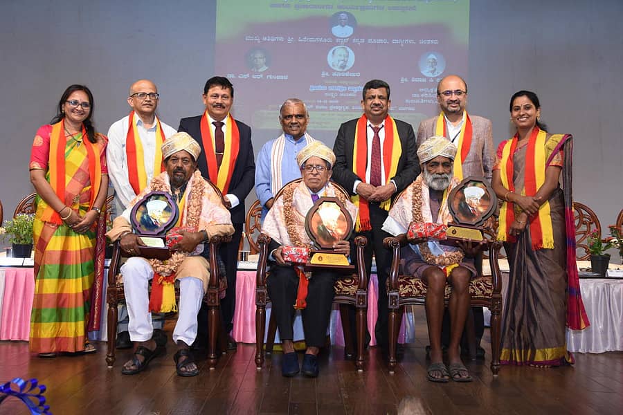 ಬೆಳಗಾವಿಯ ವಿಟಿಯುನಲ್ಲಿ ಗುರುವಾರ ಕರ್ನಾಟಕ ರಾಜ್ಯೋತ್ಸವ ಪ್ರಶಸ್ತಿ ಪುರಸ್ಕೃತರಾದ ಹೂಲಿ ಶೇಖರ, ಡಾ.ಎಸ್.ಆರ್. ಗುಂಜಾಳ, ಶಿವಾಜಿ ಕಾಗಣಿಕರ ಅವರನ್ನು ಸನ್ಮಾನಿಸಲಾಯಿತು
