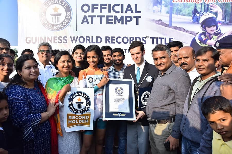  ಅಧಿಕಾರಿಗಳಿಂದ ಪ್ರಶಸ್ತಿ ಸ್ವೀಕರಿಸುತ್ತಿರುವ ಓಜಲ್. ಎಸ್. ನಲವಡಿ