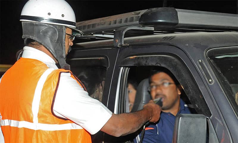 ವಾಹನ ಚಾಲಕರನ್ನು ತಪಾಸಣೆ ಮಾಡುತ್ತಿರುವ ಸಂಚಾರ ಪೊಲೀಸರು