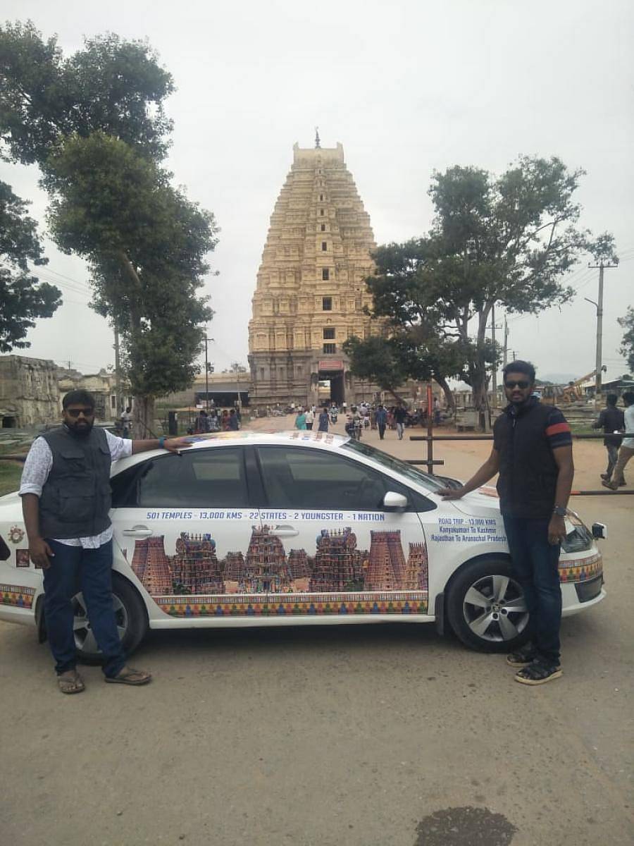 ಹಂಪಿ ವಿರೂಪಾಕ್ಷೇಶ್ವರ ದೇಗುಲದ ಎದುರಿನಲ್ಲಿ ಕಾರ್ತಿಕೇಯನ್ ಮತ್ತು ಪಾಂಡಿದೊರೈಪ್ರಜಾವಾಣಿ ಚಿತ್ರ: ರಾಚಯ್ಯ ಎಸ್. ಸ್ಥಾವರಿಮಠ