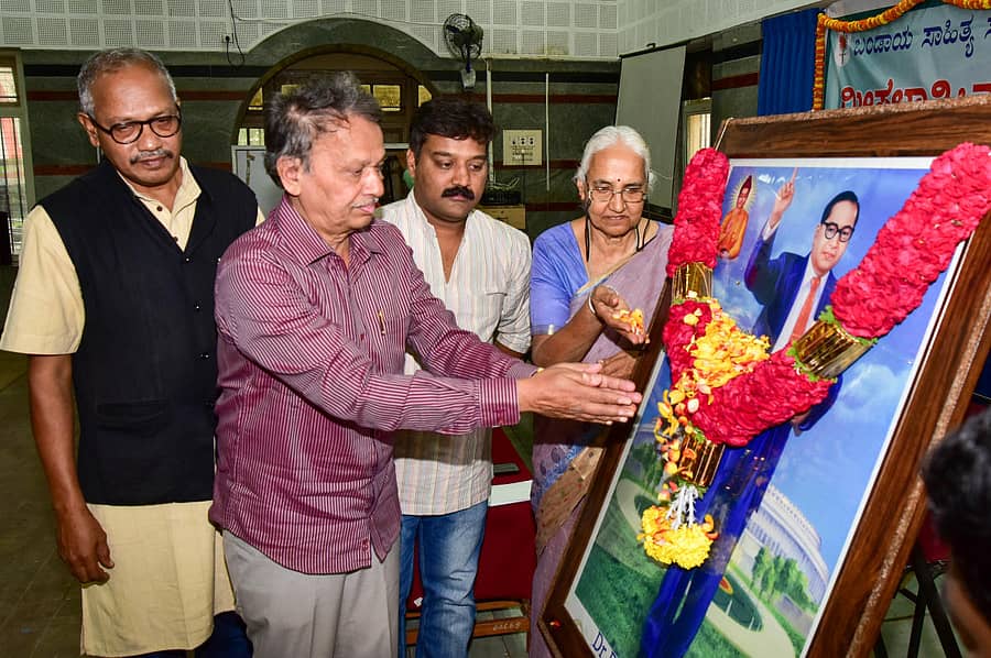 ಡಾ.ಬಿ ಆರ್‌ ಅಂಬೇಡ್ಕರ್‌ ಭಾವಚಿತ್ರಕ್ಕೆ ಬರಗೂರು ರಾಮಚಂದ್ರಪ್ಪ ಪುಷ್ಪನಮನ ಸಲ್ಲಿಸಿದರು. ರಾಜಪ್ಪ ದಳವಾಯಿ, ಲೇಖಕ ಕಿರಣ್‌ ಗಾಜನೂರು, ಚಿಂತಕಿ ಲಲಿತಾ ನಾಯ್ಕ್ ಇದ್ದಾರೆ - ಪ್ರಜಾವಾಣಿ ಚಿತ್ರ