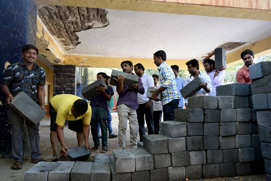 ಶಿಥಿಲಾವಸ್ಥೆಯಲ್ಲಿರುವ ಕೊಪ್ಪಳದ ಕೇಂದ್ರ ಪ್ರಾಥಮಿಕ ಶಾಲೆ (ಸಿಪಿಎಸ್)ಗೆ ಕಾಯಕಲ್ಪ ಒದಗಿಸಲು ಶಾಲೆಯ ಹಳೆಯ ವಿದ್ಯಾರ್ಥಿಗಳು ಮತ್ತು ಸಿಬ್ಬಂದಿ ಭಾನುವಾರ ಸಿಮೆಂಟಿನ ಇಟ್ಟಿಗೆಗಳನ್ನು ಹೊತ್ತೊಯ್ಯುತ್ತಿರುವುದುಪ್ರಜಾವಾಣಿ ಚಿತ್ರಗಳು: ಭರತ್ ಕಂದಕೂರ