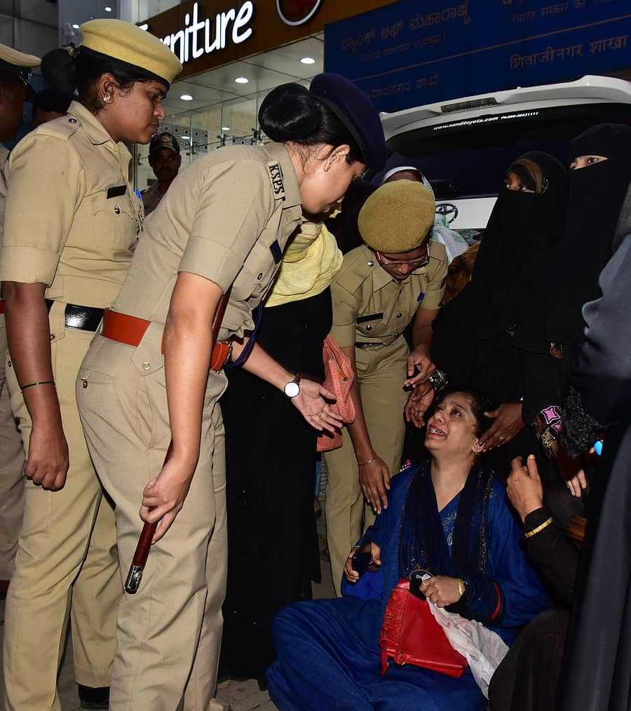 ತಲೆಗೆ ಕಲ್ಲೇಟು ಬಿದ್ದು ಗಾಯಗೊಂಡ ಮಹಿಳೆಯನ್ನು ಪೊಲೀಸರು ವಿಚಾರಿಸಿದರು