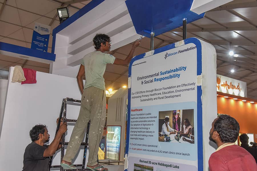 ಅಂತರರಾಷ್ಟ್ರೀಯ ತಂತ್ರಜ್ಞಾನ ಶೃಂಗದಲ್ಲಿ ಹಾಕಲಾಗುವ ಮಳಿಗೆಗಳನ್ನು ಭಾನುವಾರ ಕಾರ್ಮಿಕರು ಸಿದ್ಧಗೊಳಿಸುತ್ತಿದ್ದರು  ಪ್ರಜಾವಾಣಿ ಚಿತ್ರ