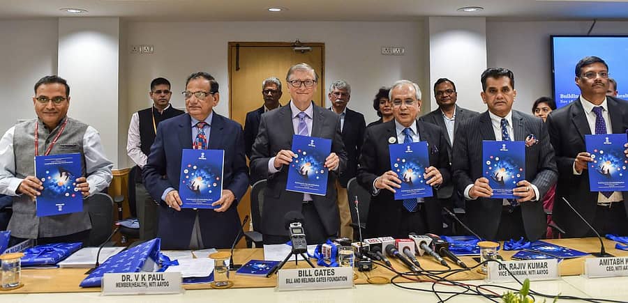 ನೀತಿ ಆಯೋಗದ ಸಿಇಒ ಅಮಿತಾಭ್ ಕಾಂತ್ (ಬಲದಿಂದ ಎರಡನೆಯವರು), ಉಪಾಧ್ಯಕ್ಷ ರಾಜೀವ್ ಕುಮಾರ್, ಬಿಲ್ ಆ್ಯಂಡ್ ಮೆಲಿಂದಾ ಗೇಟ್ಸ್ ಫೌಂಡೇಷನ್ ಸಹ ಸಂಸ್ಥಾಪಕ ಬಿಲ್ ಗೇಟ್ಸ್ ಹಾಗೂ ಸದಸ್ಯ ವಿ.ಕೆ. ಪೌಲ್ (ಎಡದಿಂದ ಎರಡನೆ) ಹಾಗೂ ಇತರರು ನೀತಿ ಆಯೋಗದ ವರದಿ ಬಿಡುಗಡೆ ಮಾಡಿದರು –ಪಿಟಿಐ ಚಿತ್ರ