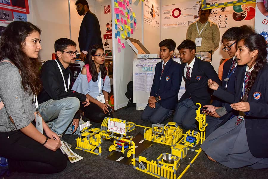 ಮಾಲಿನ್ಯ ನಿಯಂತ್ರಣ ಕುರಿತು ರೂಪಿಸಿದ ರೊಬೋಟಿಕ್‌ ಮಾದರಿಯ ಬಗ್ಗೆ ವಿದ್ಯಾರ್ಥಿನಿಯೊಬ್ಬರು ಸಂದರ್ಶಕರಿಗೆ ವಿವರಿಸಿದರು  –- ಪ್ರಜಾವಾಣಿ ಚಿತ್ರ