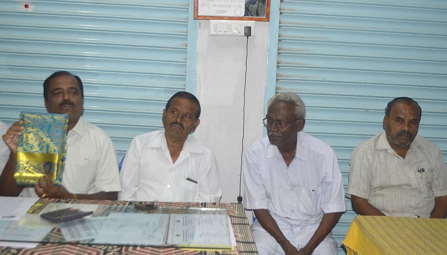 ನೇಕಾರರ ಹೋರಾಟ ಸಮಿತಿ ಅಧ್ಯಕ್ಷ ಬಿ.ಜಿ.ಹೇಮಂತರಾಜು ಮಾತನಾಡಿದರು