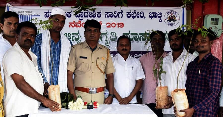 ಚಿಟಗುಪ್ಪ ತಾಲ್ಲೂಕಿನ ನಿರ್ಣಾ ಗ್ರಾಮದಲ್ಲಿ ಮಂಗಳವಾರ ನಡೆದ ವಾಯು ಮಾಲಿನ್ಯ ಜಾಗೃತಿ ಕಾರ್ಯಕ್ರಮದಲ್ಲಿ ಮೋಟಾರ್ ವಾಹನ ನಿರೀಕ್ಷಕರಾದ ಎಂ.ಡಿ.ಜಾಫರ್ ಸಾದೀಕ್ ವಾಹನ ಚಾಲಕರಿಗೆ ಸಸಿ ವಿತರಿಸಿದರು