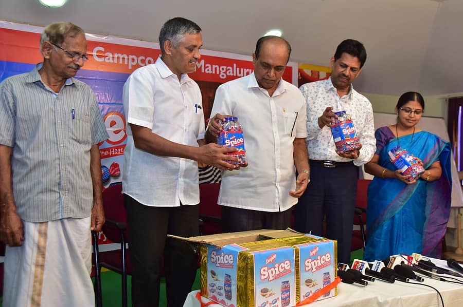‘ಸ್ಪೈಸ್ ಟೋಫಿ’ ಚಾಕಲೇಟ್ ಅನ್ನು ಕ್ಯಾಂಪ್ಕೊ ಅಧ್ಯಕ್ಷ ಎಸ್.ಆರ್. ಸತೀಶ್ಚಂದ್ರ ಬುಧವಾರ ಮಾರುಕಟ್ಟೆಗೆ ಬಿಡುಗಡೆ ಮಾಡಿದರು.