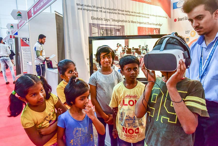 ವರ್ಚುವಲ್ ರಿಯಾಲಿಟಿ ವಿಡಿಯೊ ವೀಕ್ಷಿಸುತ್ತಿರುವ ಮಕ್ಕಳು - ಪ್ರಜಾವಾಣಿ ಚಿತ್ರ