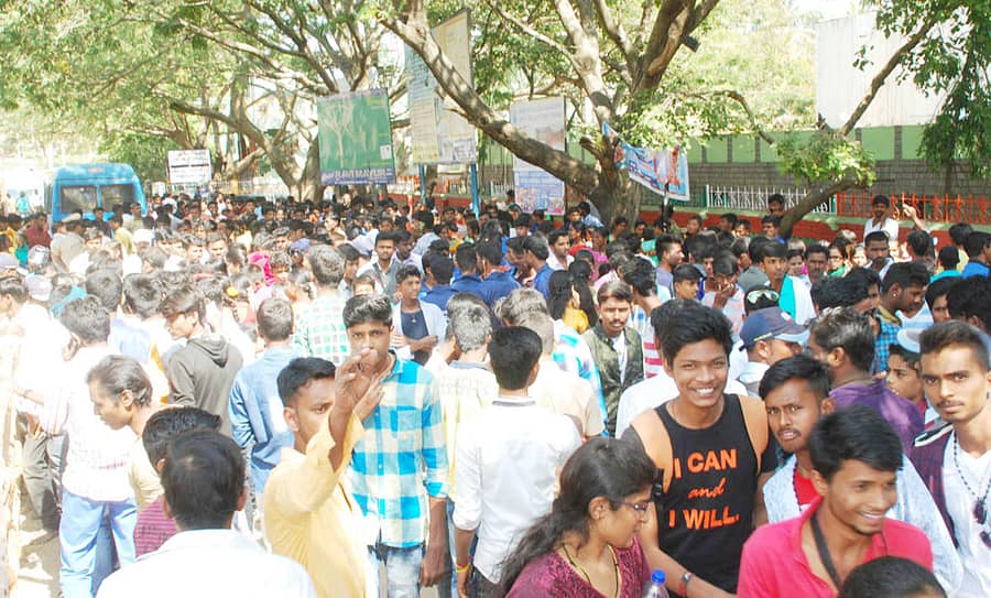 ಚಿತ್ರದುರ್ಗದ ಏಳು ಸುತ್ತಿನ ಕೋಟೆಗೆ ಹೆಚ್ಚು ಪ್ರವಾಸಿಗರು ಭೇಟಿ ನೀಡಿದ ಸಂದರ್ಭದಲ್ಲಿ ಟಿಕೆಟ್ ಕೌಂಟರ್ ಬಳಿ ಉಂಟಾಗುತ್ತಿದ್ದ ಜನಜಂಗುಳಿ (ಸಾಂದರ್ಭಿಕ ಚಿತ್ರ)