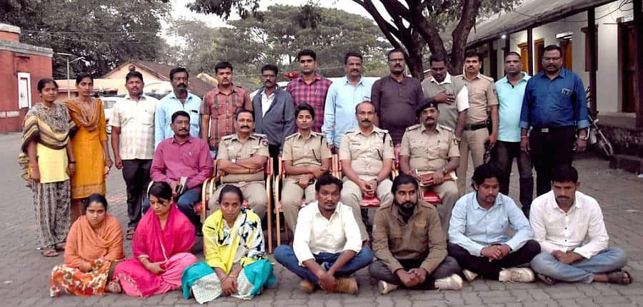 ಬೆಳಗಾವಿಯಲ್ಲಿ ಹನಿಟ್ರ್ಯಾಪ್ ಮೂಲಕ ದರೋಡೆ ಮಾಡುತ್ತಿದ್ದ ಆರೋಪಿಗಳನ್ನು ಪೊಲೀಸರು ಶುಕ್ರವಾರ ಬಂಧಿಸಿದ್ದಾರೆ