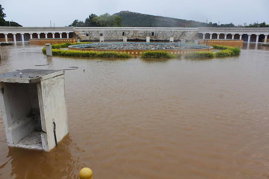 ಆಲಮಟ್ಟಿಯ ಸಂಗೀತ ಕಾರಂಜಿಯು ಆಗಸ್ಟ್ 9 ರಂದು ಸಂಪೂರ್ಣ ಜಲಾವೃತಗೊಂಡಿರುವುದು (ಸಂಗ್ರಹ ಚಿತ್ರ)
