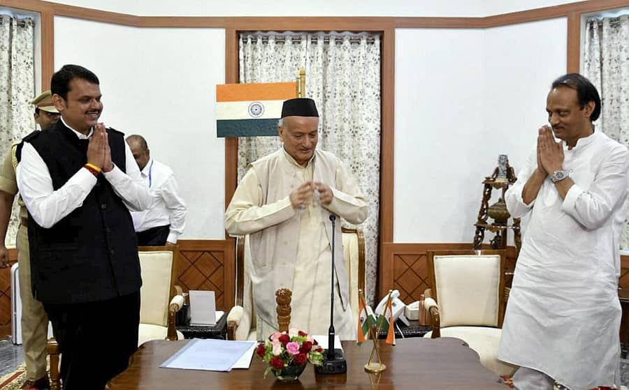 ಪ್ರಮಾಣವಚನ ಸ್ವೀಕರಿಸಿದ ಬಳಿಕ ದೇವೇಂದ್ರ ಫಡಣವೀಸ್ ಹಾಗೂ ಅಜಿತ್ ಪವಾರ್ ಅವರು ಪರಸ್ಪರರನ್ನು ಅಭಿನಂದಿಸಿದರು –ಪಿಟಿಐ ಚಿತ್ರ