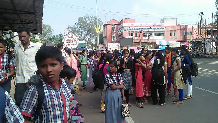 ಚಿಕ್ಕೋಡಿಯ ಬಸವ ವೃತ್ತದಲ್ಲಿ ವಿದ್ಯಾರ್ಥಿಗಳು ಬಸ್‌ಗಾಗಿ ರಸ್ತೆ ಬದಿಯಲ್ಲಿ ಕಾಯುತ್ತಿದ್ದಾರೆ