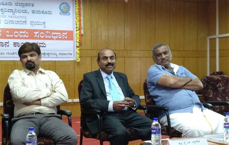ತುಮಕೂರು ಹೆಚ್ಚುವರಿ ಜಿಲ್ಲಾಧಿಕಾರಿ ಚನ್ನಬಸಪ್ಪ(ಎಡದಿಂದ), ತುಮಕೂರು ವಿ.ವಿ. ಕುಲಪತಿ ವೈ.ಎಸ್.ಸಿದ್ದೇಗೌಡ, ಜೆ.ಸಿ.ಮಾಧುಸ್ವಾಮಿ.