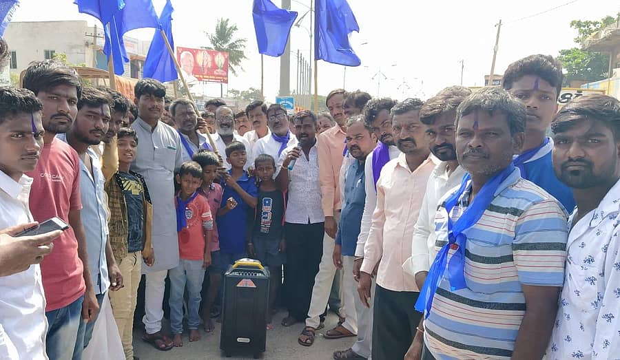 ಕುಕನೂರಿನ ವೀರಭದ್ರಪ್ಪ ವೃತ್ತದಲ್ಲಿ ಮಂಗಳವಾರ ಸಂವಿಧಾನ ದಿನ ಆಚರಿಸಲಾಯಿತು