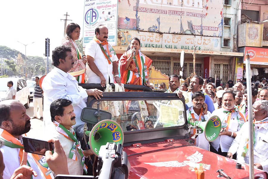 ನಗರದ ಪ್ರಮುಖ ಬೀದಿಗಳಲ್ಲಿ ಕಾಂಗ್ರೆಸ್‌ ಅಭ್ಯರ್ಥಿ ನಂದಿ ಎಂ. ಆಂಜಿನಪ್ಪ ಪರ ಮಾಜಿ ಸಚಿವೆ ಉಮಾಶ್ರೀ ಮತಯಾಚಿಸಿದರು