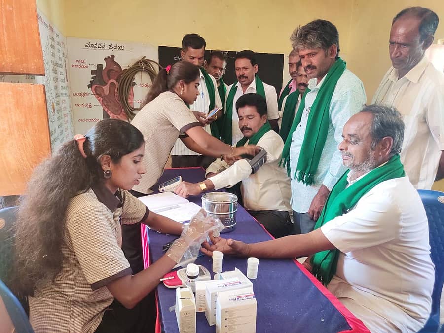 ಆರೋಗ್ಯ ಶಿಬಿರದಲ್ಲಿ ರೈತರು ಆರೋಗ್ಯ ತಪಾಸಣೆ ಮಾಡಿಸಿಕೊಂಡರು.