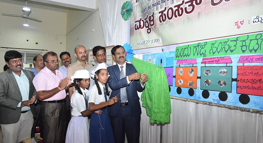 ಮಕ್ಕಳ ಸಂಸತ್ಗೆ ಜಿಲ್ಲಾ ಪ್ರಧಾನ ಮತ್ತು ಸೆಷನ್ಸ್ ನ್ಯಾಯಾಧೀಶ ಎಸ್.ಕೆ.ಒಂಟಿಗೋಡಿ ಬುಧವಾರ ಚಾಲನೆ ನೀಡಿದರು