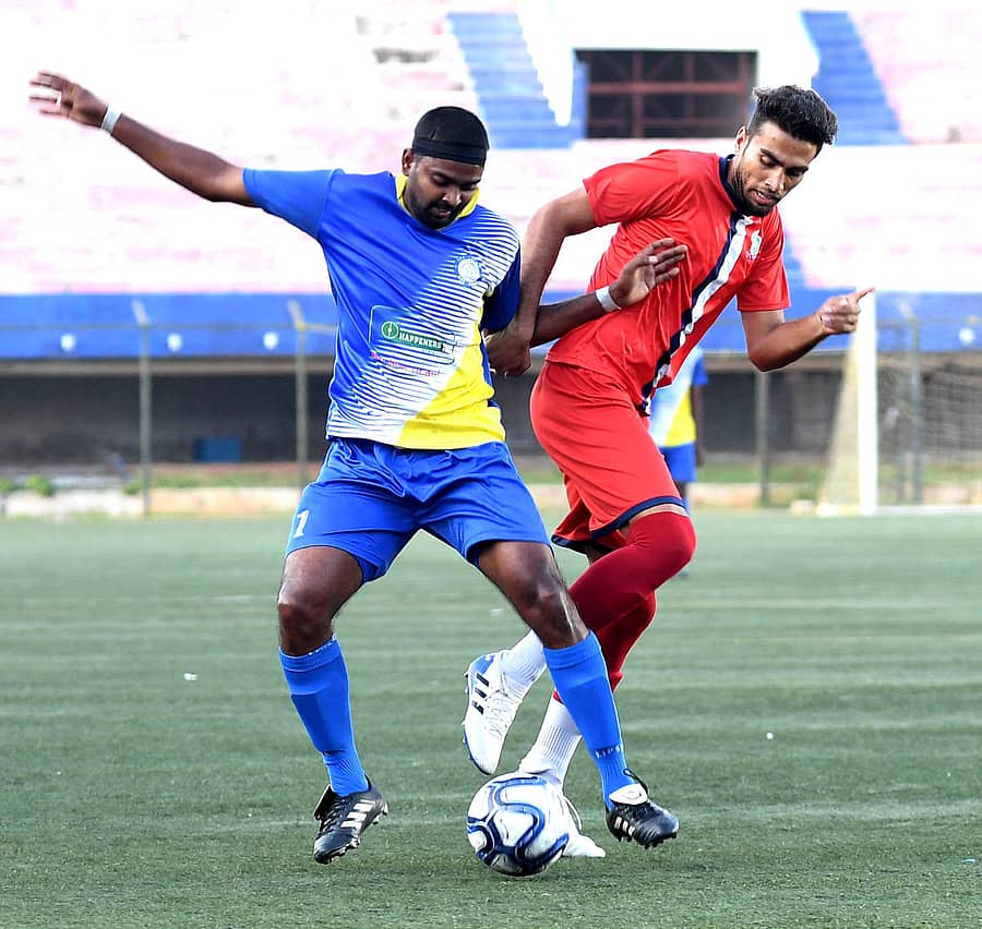 ಎಡಿಇ ಎಫ್‌ಸಿ ತಂಡದ ಸಲೀಂ ಎ.(ಎಡ) ಹಾಗೂ ಇನ್‌ಕಮ್‌ ಟ್ಯಾಕ್ಸ್ ನ ಸೈಯದ್‌ ಅಹ್ಮದ್‌ ನಡುವೆ ಚೆಂಡಿಗಾಗಿ ಪೈಪೋಟಿ–ಪ್ರಜಾವಾಣಿ ಚಿತ್ರ–ಶ್ರೀಕಂಠ ಶರ್ಮಾ. ಆರ್‌.