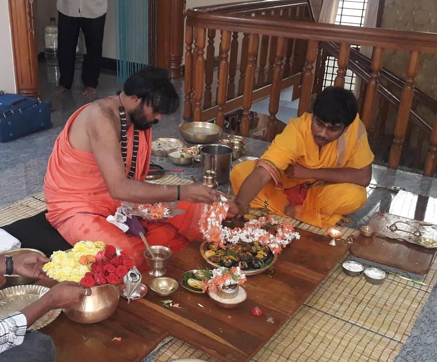 ದಾವಣಗೆರೆಯ ಸರಸ್ವತಿ ನಗರದ ಆಪ್ತರ ಮನೆಯಲ್ಲಿ ಸಚಿವ ಶ್ರೀರಾಮುಲು ಗುರುವಾರ ಶಿವಪೂಜೆ ನೇರವೇರಿಸಿ, ಒಂದು ಗಂಟೆ ಕಾಲ 1001 ಶಿವಜಪ ಮಾಡಿದರು