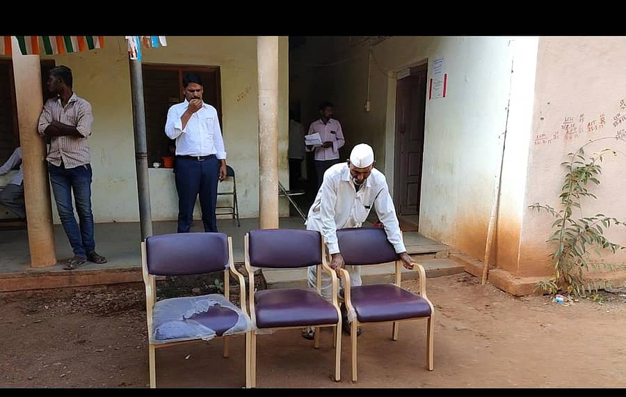 ಆಲಮಟ್ಟಿ ಯುಕೆಪಿ ವಿಶೇಷ ಭೂಸ್ವಾಧೀನಾಧಿಕಾರಿ ಕಚೇರಿ ಜಪ್ತಿಗೆ ಹೊರಗೆ ತಂದು ಇಟ್ಟಿದ್ದ ಕುರ್ಚಿಗಳನ್ನು ಮರಳಿ ಕಚೇರಿಯೊಳಗೆ ಒಯ್ಯಲಾಯಿತು