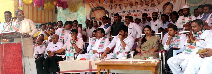 ಅಥಣಿ ಕ್ಷೇತ್ರದ ಕಾಂಗ್ರೆಸ್ ಅಭ್ಯರ್ಥಿ ಗಜಾನನ ಮಂಗಸೂಳಿ ಪರವಾಗಿ ತೆಲಸಂಗದಲ್ಲಿ ಶುಕ್ರವಾರ ನಡೆದ ಪ್ರಚಾರ ಸಭೆಯಲ್ಲಿ ವಿಧಾನಸಭೆ ವಿರೋಧಪಕ್ಷದ ನಾಯಕ ಸಿದ್ದರಾಮಯ್ಯ ಮಾತನಾಡಿದರು