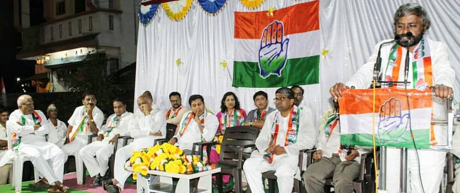 ಕಾಗವಾಡ ಕ್ಷೇತ್ರದ ಮಂಗಸೂಳಿ ಗ್ರಾಮದಲ್ಲಿ ಕಾಂಗ್ರೆಸ್ ಅಭ್ಯರ್ಥಿ ರಾಜು ಕಾಗೆ ಪರ ಪ್ರಚಾರ ಸಭೆಯಲ್ಲಿ ಕೆಪಿಸಿಸಿ ಕಾರ್ಯಾಧ್ಯಕ್ಷ ಈಶ್ವರ ಖಂಡ್ರೆ ಮಾತನಾಡಿದರು